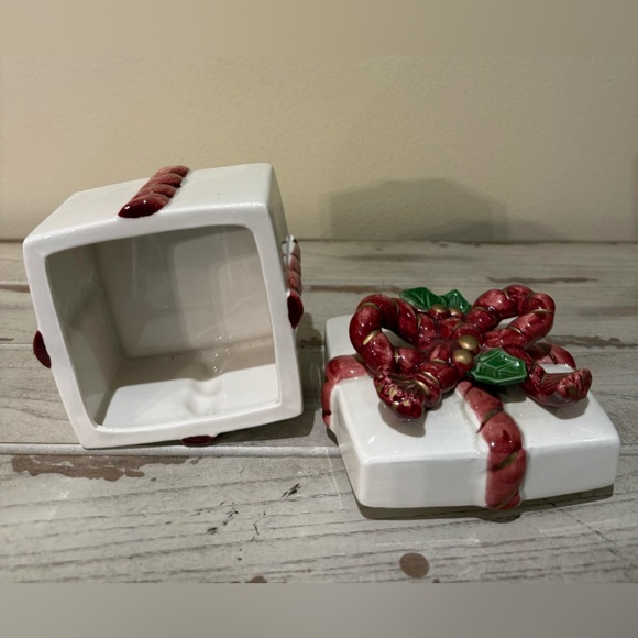 Vtg Fitz & Floyd HollyBerry Christmas Ceramic Gift Box - Picture 6 of 10